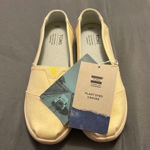 Toms. In yellow canvas. In a size 3.5 Youth.